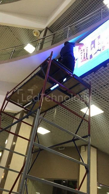 Внутренний рекламный экран в торговом центре, Краснодар